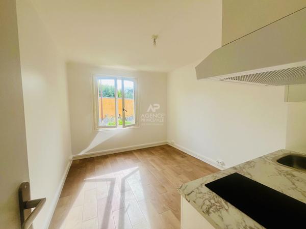 "Versailles quartier de l'Ermitage" Très joli studio meublé entièrement rénové avec place de parking ! Loyer 890 €/mois charges comprises **  - Référence  28013
