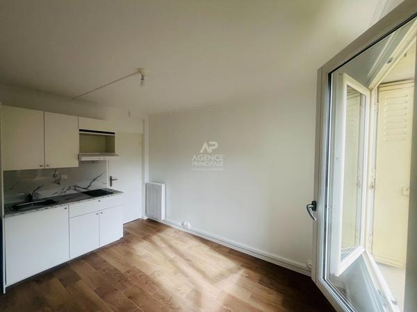 "Versailles quartier de l'Ermitage" Très joli studio meublé entièrement rénové avec place de parking ! Loyer 890 €/mois charges comprises **  - Référence  28013