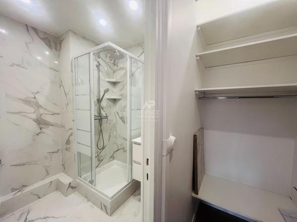 "Versailles quartier de l'Ermitage" Très joli studio meublé entièrement rénové avec place de parking ! Loyer 890 €/mois charges comprises **  - Référence  28013