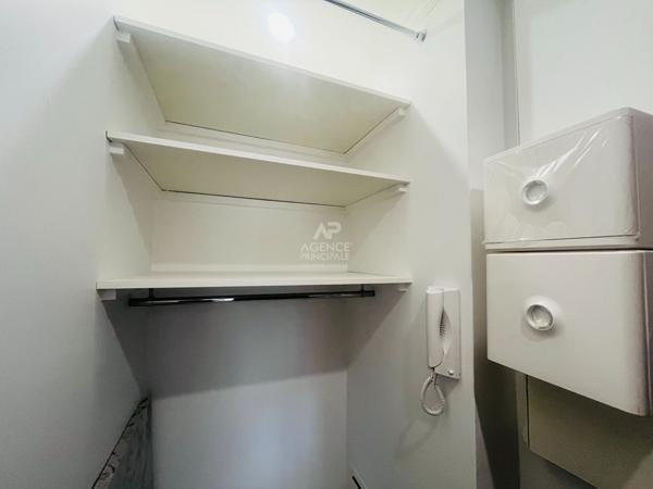 "Versailles quartier de l'Ermitage" Très joli studio meublé entièrement rénové avec place de parking ! Loyer 890 €/mois charges comprises **  - Référence  28013