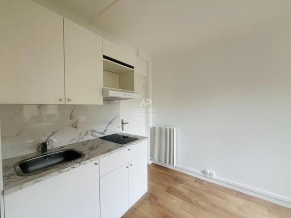 "Versailles quartier de l'Ermitage" Très joli studio meublé entièrement rénové avec place de parking ! Loyer 890 €/mois charges comprises **  - Référence  28013