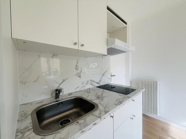 "Versailles quartier de l'Ermitage" Très joli studio meublé entièrement rénové avec place de parking ! Loyer 890 €/mois charges comprises **  - Référence  28013