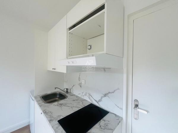 "Versailles quartier de l'Ermitage" Très joli studio meublé entièrement rénové avec place de parking ! Loyer 890 €/mois charges comprises **  - Référence  28013