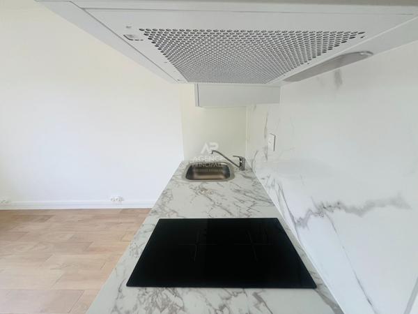 "Versailles quartier de l'Ermitage" Très joli studio meublé entièrement rénové avec place de parking ! Loyer 890 €/mois charges comprises **  - Référence  28013