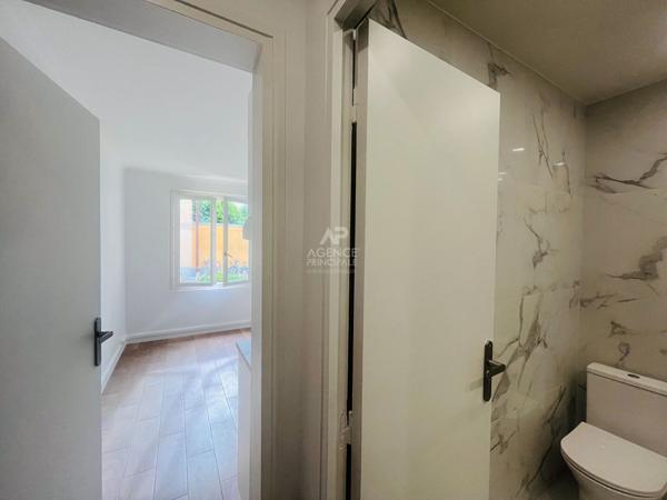 "Versailles quartier de l'Ermitage" Très joli studio meublé entièrement rénové avec place de parking ! Loyer 890 €/mois charges comprises **  - Référence  28013