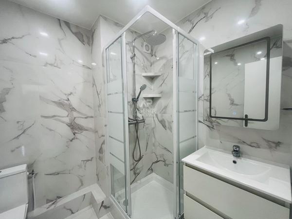 "Versailles quartier de l'Ermitage" Très joli studio meublé entièrement rénové avec place de parking ! Loyer 890 €/mois charges comprises **  - Référence  28013