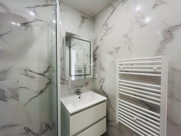 "Versailles quartier de l'Ermitage" Très joli studio meublé entièrement rénové avec place de parking ! Loyer 890 €/mois charges comprises **  - Référence  28013