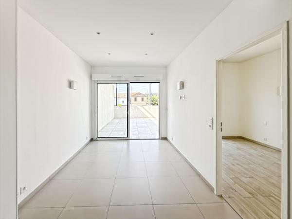 Appartement à louer 990 € CC Marseille 2 p 40 m² DPE A
