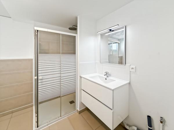 Appartement à louer 990 € CC Marseille 2 p 40 m² DPE A