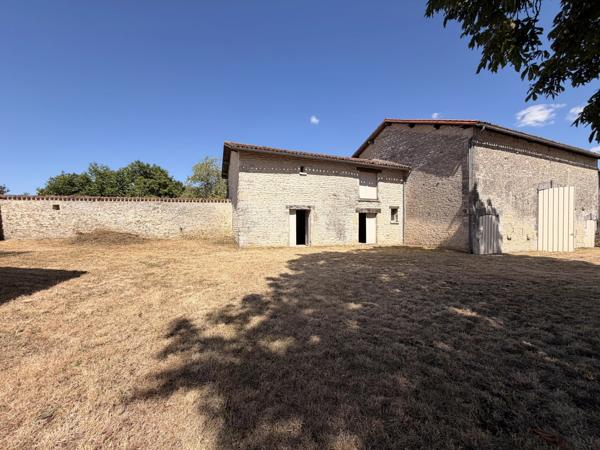 Charmante propriété de caractère avec plus de 2 hectares, grange, cave voûtée et dépendance aménageable à proximité de Ruffec