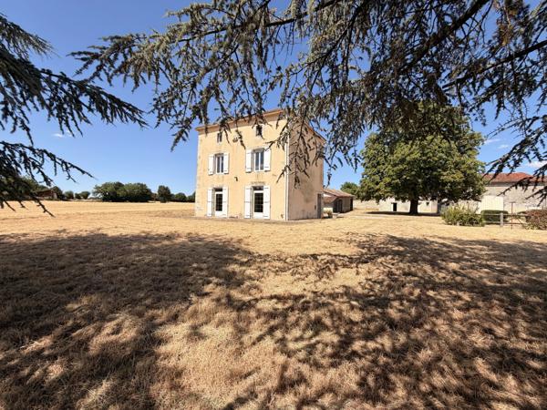 Charmante propriété de caractère avec plus de 2 hectares, grange, cave voûtée et dépendance aménageable à proximité de Ruffec