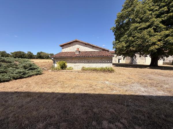 Charmante propriété de caractère avec plus de 2 hectares, grange, cave voûtée et dépendance aménageable à proximité de Ruffec