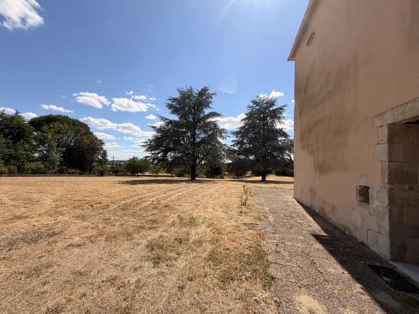 Charmante propriété de caractère avec plus de 2 hectares, grange, cave voûtée et dépendance aménageable à proximité de Ruffec