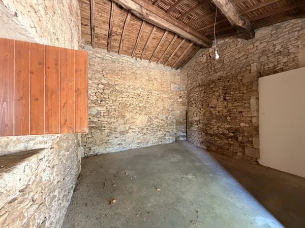 Charmante propriété de caractère avec plus de 2 hectares, grange, cave voûtée et dépendance aménageable à proximité de Ruffec