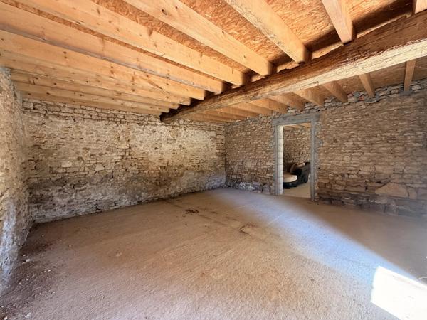 Charmante propriété de caractère avec plus de 2 hectares, grange, cave voûtée et dépendance aménageable à proximité de Ruffec