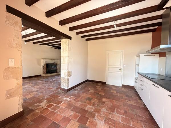 Charmante propriété de caractère avec plus de 2 hectares, grange, cave voûtée et dépendance aménageable à proximité de Ruffec