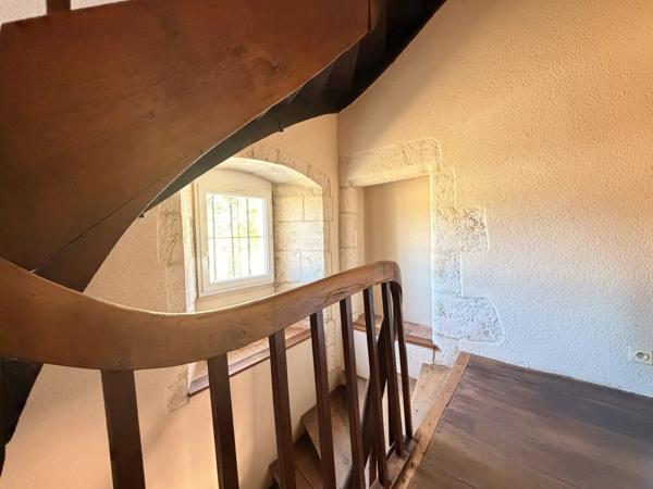 Charmante propriété de caractère avec plus de 2 hectares, grange, cave voûtée et dépendance aménageable à proximité de Ruffec