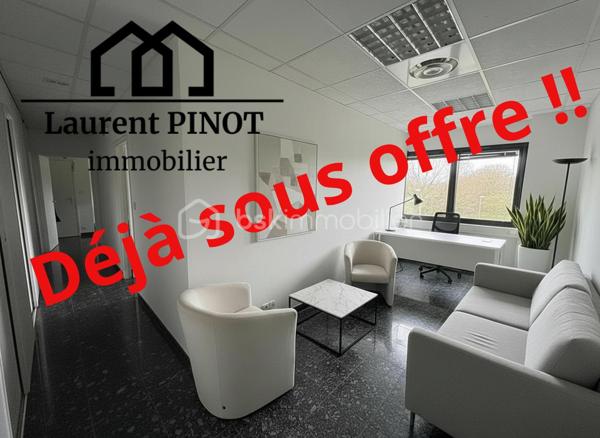 Idéalement situés au sein du Parc de Brocéliande, ces bureaux bénéficient d’un environnement professionnel dynamique à proximité immédiate du centre-ville de Saint-Grégoire, de ses commerces, restaurants et services. L’emplacement offre également un accès rapide au centre d’affaires Espace Performance, à Edonia ainsi qu’à la Polyclinique Saint-Vincent.

D’une surface de 65 m², ces bureaux se composent d’un espace accueil/bureau de 14 m², de deux bureaux indépendants de 10,5 m² et 11,5 m², ainsi que d’un grand bureau de 16,5 m². 
Fonctionnels et lumineux grâce à leur exposition Est, les locaux disposent de placards intégrés.

Situés dans un immeuble accessible PMR avec ascenseur, ils offrent les prestations suivantes : câblage RJ45, fibre optique, double vitrage, faux plafond en dalles, stores, climatisation et chauffage collectif. 
Les sols en granit apportent une finition soignée et professionnelle à l’ensemble.
Sanitaires communs.

Deux places de parking extérieures complètent ce bien.

Disponibles immédiatement, ces bureaux conviendront parfaitement à une activité tertiaire souhaitant allier confort de travail, accessibilité et proximité des principaux pôles économiques du secteur.