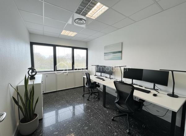 Idéalement situés au sein du Parc de Brocéliande, ces bureaux bénéficient d’un environnement professionnel dynamique à proximité immédiate du centre-ville de Saint-Grégoire, de ses commerces, restaurants et services. L’emplacement offre également un accès rapide au centre d’affaires Espace Performance, à Edonia ainsi qu’à la Polyclinique Saint-Vincent.

D’une surface de 65 m², ces bureaux se composent d’un espace accueil/bureau de 14 m², de deux bureaux indépendants de 10,5 m² et 11,5 m², ainsi que d’un grand bureau de 16,5 m². 
Fonctionnels et lumineux grâce à leur exposition Est, les locaux disposent de placards intégrés.

Situés dans un immeuble accessible PMR avec ascenseur, ils offrent les prestations suivantes : câblage RJ45, fibre optique, double vitrage, faux plafond en dalles, stores, climatisation et chauffage collectif. 
Les sols en granit apportent une finition soignée et professionnelle à l’ensemble.
Sanitaires communs.

Deux places de parking extérieures complètent ce bien.

Disponibles immédiatement, ces bureaux conviendront parfaitement à une activité tertiaire souhaitant allier confort de travail, accessibilité et proximité des principaux pôles économiques du secteur.