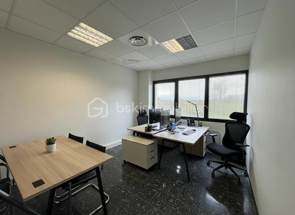 Idéalement situés au sein du Parc de Brocéliande, ces bureaux bénéficient d’un environnement professionnel dynamique à proximité immédiate du centre-ville de Saint-Grégoire, de ses commerces, restaurants et services. L’emplacement offre également un accès rapide au centre d’affaires Espace Performance, à Edonia ainsi qu’à la Polyclinique Saint-Vincent.

D’une surface de 65 m², ces bureaux se composent d’un espace accueil/bureau de 14 m², de deux bureaux indépendants de 10,5 m² et 11,5 m², ainsi que d’un grand bureau de 16,5 m². 
Fonctionnels et lumineux grâce à leur exposition Est, les locaux disposent de placards intégrés.

Situés dans un immeuble accessible PMR avec ascenseur, ils offrent les prestations suivantes : câblage RJ45, fibre optique, double vitrage, faux plafond en dalles, stores, climatisation et chauffage collectif. 
Les sols en granit apportent une finition soignée et professionnelle à l’ensemble.
Sanitaires communs.

Deux places de parking extérieures complètent ce bien.

Disponibles immédiatement, ces bureaux conviendront parfaitement à une activité tertiaire souhaitant allier confort de travail, accessibilité et proximité des principaux pôles économiques du secteur.