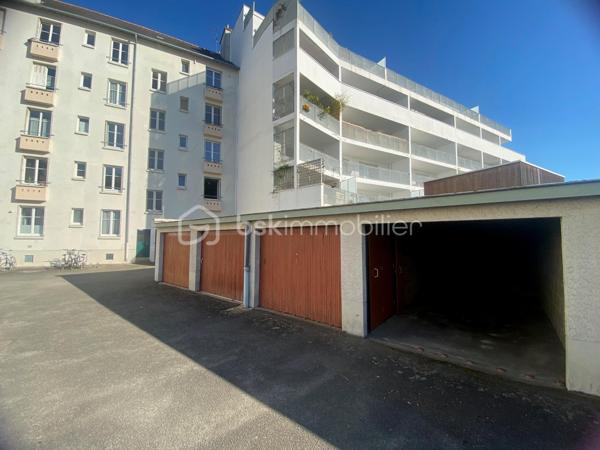 Découvrez ce spacieux parking de 20 m², stratégiquement implanté au centre-ville, offrant une solution de stationnement aisée à deux pas des principales commodités urbaines. Ce bien, non concerné par une copropriété, vous garantit un accès immédiat et facile tout en évitant les tracas de la circulation. Parfait pour les citadins cherchant à préserver leur véhicule en sécurité, sans travaux à prévoir. Profitez d'un potentiel rare dans un secteur à forte demande.