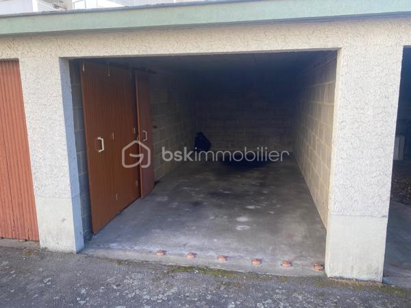 Découvrez ce spacieux parking de 20 m², stratégiquement implanté au centre-ville, offrant une solution de stationnement aisée à deux pas des principales commodités urbaines. Ce bien, non concerné par une copropriété, vous garantit un accès immédiat et facile tout en évitant les tracas de la circulation. Parfait pour les citadins cherchant à préserver leur véhicule en sécurité, sans travaux à prévoir. Profitez d'un potentiel rare dans un secteur à forte demande.