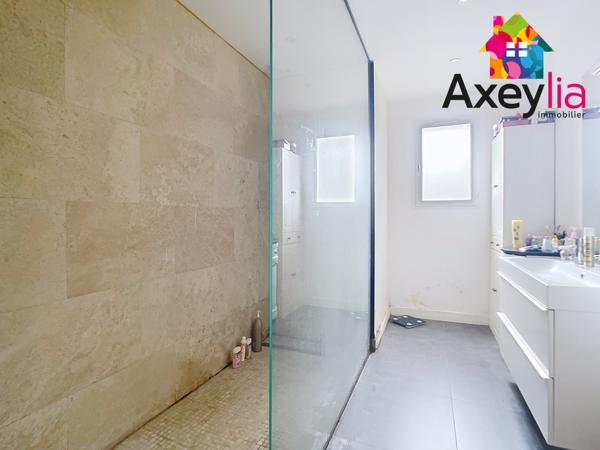 Riorges (42153) A VENDRE - RIORGES - MAISON DE PLAIN-PIED AVEC QUATRE CHAMBRES, GARAGE, TERRAIN ET SPA DE NAGE