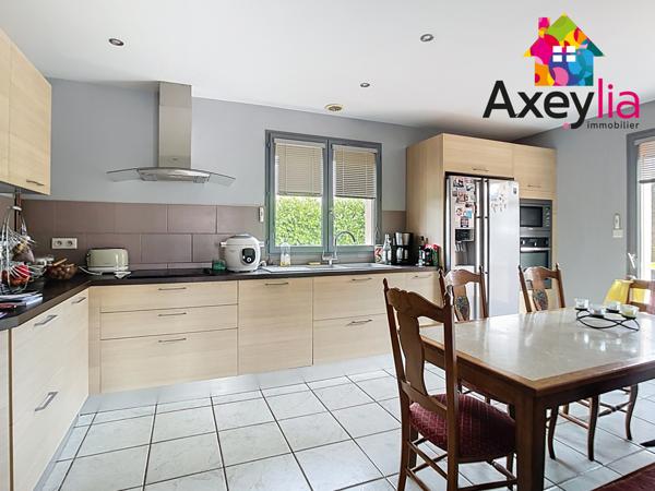 Riorges (42153) A VENDRE - RIORGES - MAISON DE PLAIN-PIED AVEC QUATRE CHAMBRES, GARAGE, TERRAIN ET SPA DE NAGE