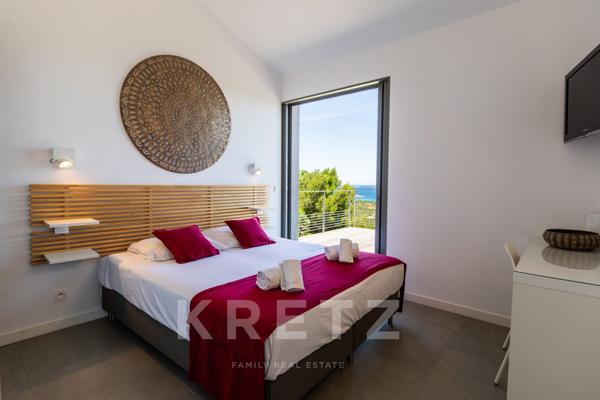 Villa d’exception entre pierre et bois avec piscine et vue mer