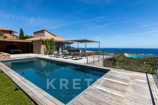 Villa d’exception entre pierre et bois avec piscine et vue mer