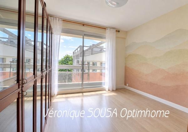 Appartement lumineux dans un environnement résidentiel