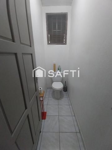 Pavillon T4 situé dans le bourg, proche des commodités. Agréable et spacieux dispose d'une chambre parentale, 2 chambres, 1 salle de bain et wc indépendant, un séjour salle à manger, une terrasse et un jardin extérieur, ainsi qu'u garage privatif.