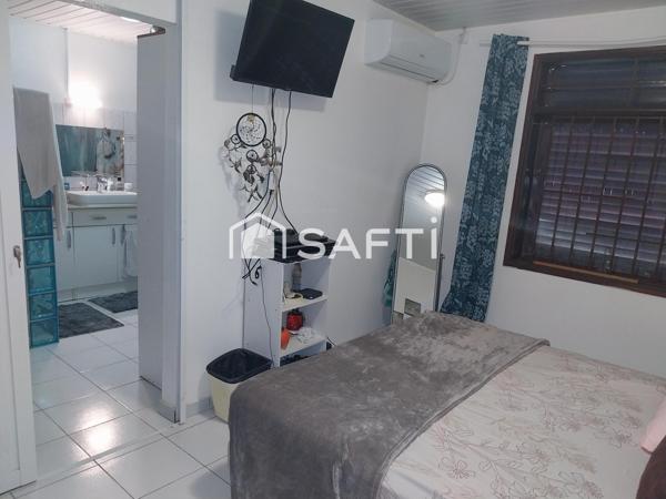 Pavillon T4 situé dans le bourg, proche des commodités. Agréable et spacieux dispose d'une chambre parentale, 2 chambres, 1 salle de bain et wc indépendant, un séjour salle à manger, une terrasse et un jardin extérieur, ainsi qu'u garage privatif.