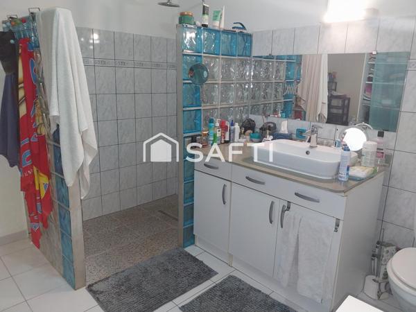 Pavillon T4 situé dans le bourg, proche des commodités. Agréable et spacieux dispose d'une chambre parentale, 2 chambres, 1 salle de bain et wc indépendant, un séjour salle à manger, une terrasse et un jardin extérieur, ainsi qu'u garage privatif.