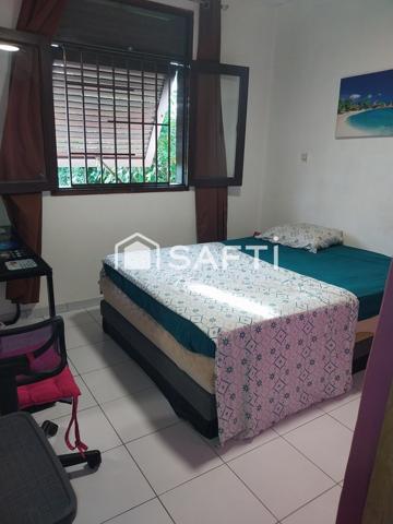 Pavillon T4 situé dans le bourg, proche des commodités. Agréable et spacieux dispose d'une chambre parentale, 2 chambres, 1 salle de bain et wc indépendant, un séjour salle à manger, une terrasse et un jardin extérieur, ainsi qu'u garage privatif.