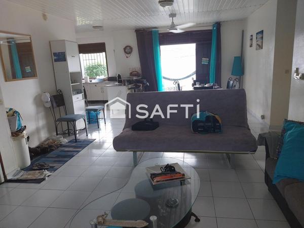 Pavillon T4 situé dans le bourg, proche des commodités. Agréable et spacieux dispose d'une chambre parentale, 2 chambres, 1 salle de bain et wc indépendant, un séjour salle à manger, une terrasse et un jardin extérieur, ainsi qu'u garage privatif.