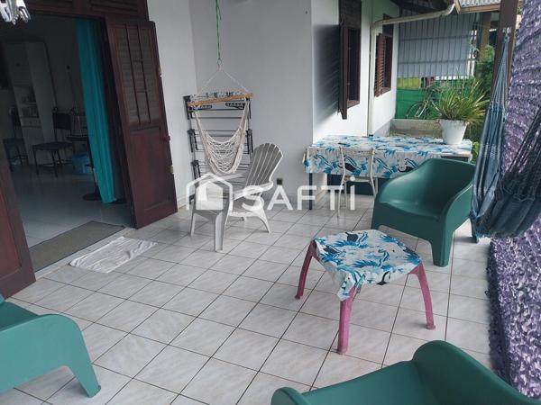 Pavillon T4 situé dans le bourg, proche des commodités. Agréable et spacieux dispose d'une chambre parentale, 2 chambres, 1 salle de bain et wc indépendant, un séjour salle à manger, une terrasse et un jardin extérieur, ainsi qu'u garage privatif.