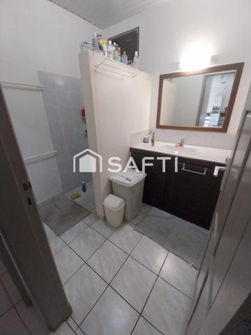 Pavillon T4 situé dans le bourg, proche des commodités. Agréable et spacieux dispose d'une chambre parentale, 2 chambres, 1 salle de bain et wc indépendant, un séjour salle à manger, une terrasse et un jardin extérieur, ainsi qu'u garage privatif.