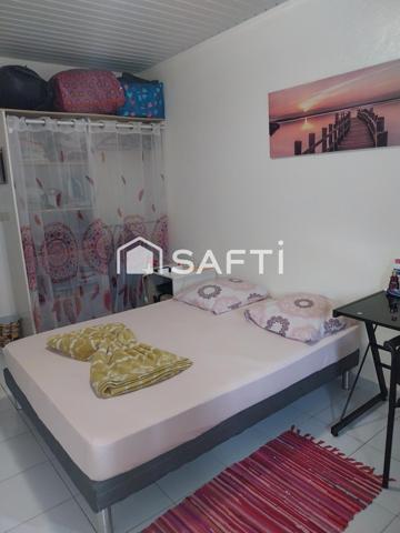 Pavillon T4 situé dans le bourg, proche des commodités. Agréable et spacieux dispose d'une chambre parentale, 2 chambres, 1 salle de bain et wc indépendant, un séjour salle à manger, une terrasse et un jardin extérieur, ainsi qu'u garage privatif.