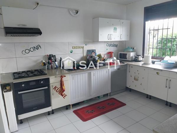 Pavillon T4 situé dans le bourg, proche des commodités. Agréable et spacieux dispose d'une chambre parentale, 2 chambres, 1 salle de bain et wc indépendant, un séjour salle à manger, une terrasse et un jardin extérieur, ainsi qu'u garage privatif.