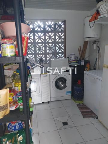 Pavillon T4 situé dans le bourg, proche des commodités. Agréable et spacieux dispose d'une chambre parentale, 2 chambres, 1 salle de bain et wc indépendant, un séjour salle à manger, une terrasse et un jardin extérieur, ainsi qu'u garage privatif.