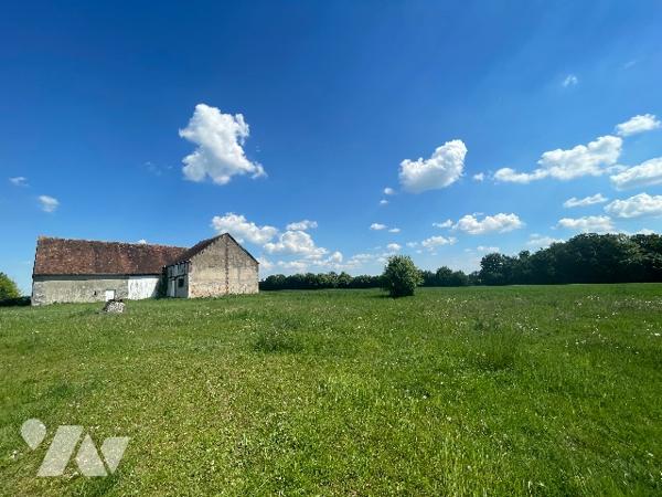 Corps de ferme rénovée, avec grange, mare et terres