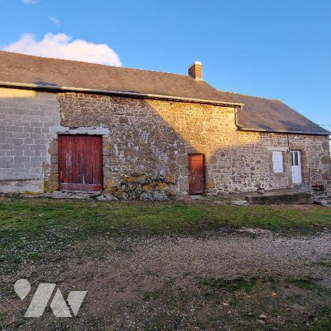 A vendre, une maison à rénovée, surélevée comprenant une cuisine, deux pièces de 8m², avec une ...