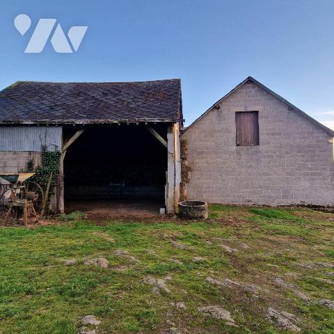 A vendre, une maison à rénovée, surélevée comprenant une cuisine, deux pièces de 8m², avec une ...