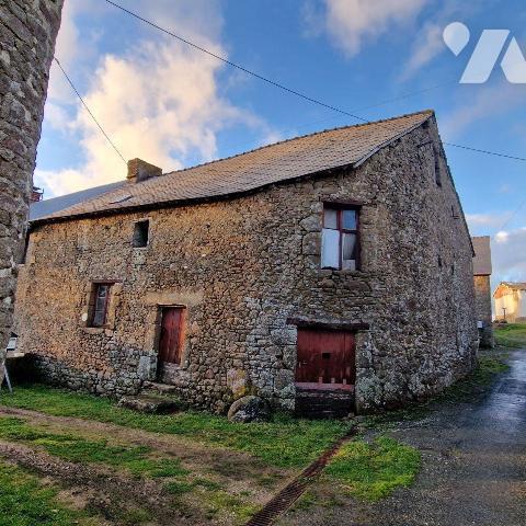 A vendre, une maison à rénovée, surélevée comprenant une cuisine, deux pièces de 8m², avec une ...