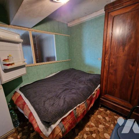 A vendre, une maison à rénovée, surélevée comprenant une cuisine, deux pièces de 8m², avec une ...