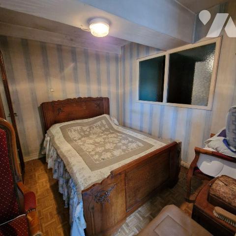 A vendre, une maison à rénovée, surélevée comprenant une cuisine, deux pièces de 8m², avec une ...