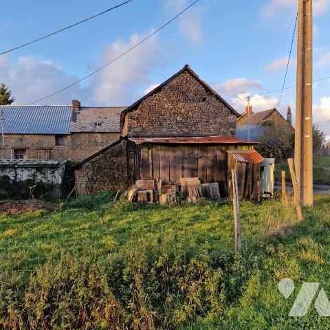 A vendre, une maison à rénovée, surélevée comprenant une cuisine, deux pièces de 8m², avec une ...