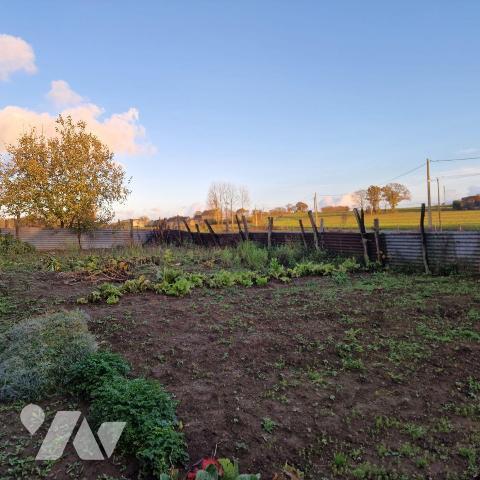 A vendre, une maison à rénovée, surélevée comprenant une cuisine, deux pièces de 8m², avec une ...