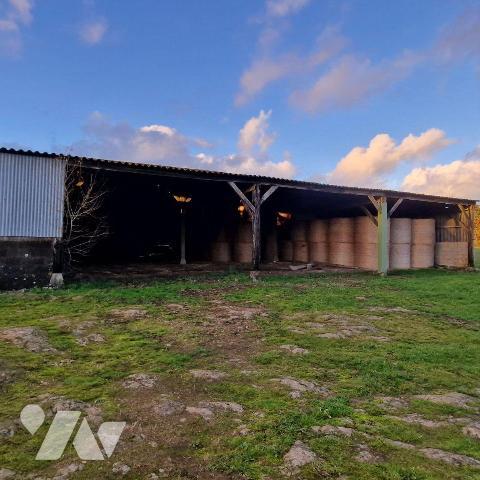 A vendre, une maison à rénovée, surélevée comprenant une cuisine, deux pièces de 8m², avec une ...